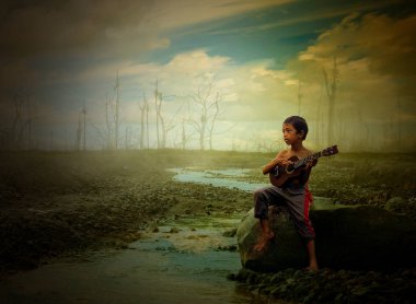 Fantezi çocukları çorak bir nehir kıyısında gitar çalıyor.