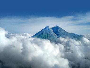 Mavi gökyüzü ve bulutlu dağ manzarası