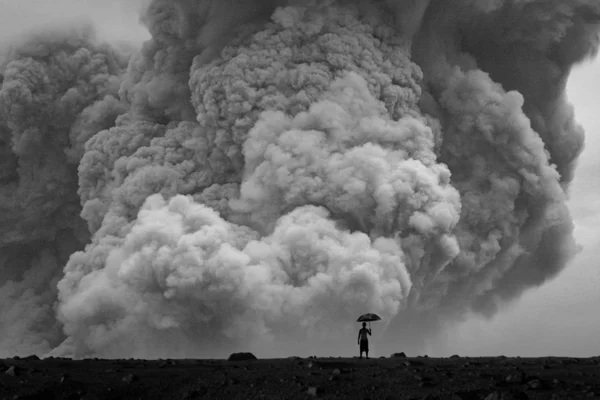 Guarda Chuva Homem Erupção Volano Fotografia Minimalismo — Fotografia de Stock