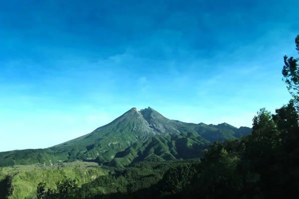 Berglandschaft Mit Blauem Himmel Und Wolken — Stockfoto