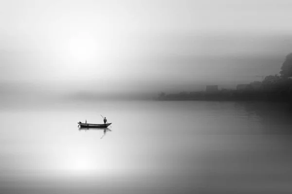 Homme Sur Bateau Dans Mer Coucher Soleil — Photo