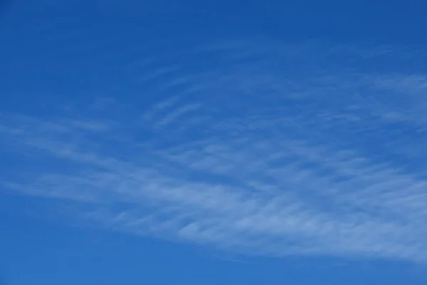 Schöne Zirruswolken gegen den blauen Himmel, Sommerhimmel — Stockfoto