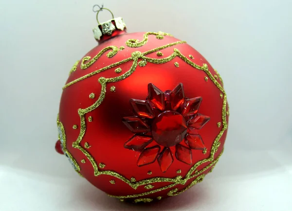 Rosso palla decorazione di Natale su sfondo bianco — Foto Stock
