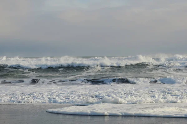 Vagues de l'océan gris près de la côte de l'océan Pacifique Images De Stock Libres De Droits