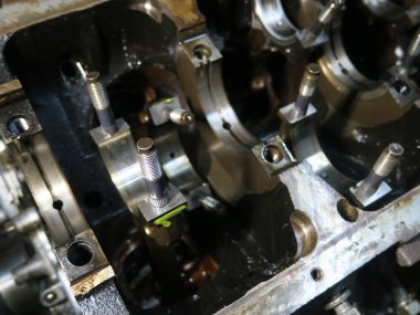 Bağlantı çubuğu, piston ve silindir bloğu parçalanmış durumda