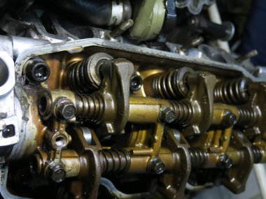 Bağlantı çubuğu, piston ve silindir bloğu parçalanmış durumda