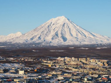Viliuchinsky Volkanı 'nın güzel manzarası, Krasheninnikova Körfezi, Avacha Körfezi, gün doğumunda. Kamçatka..