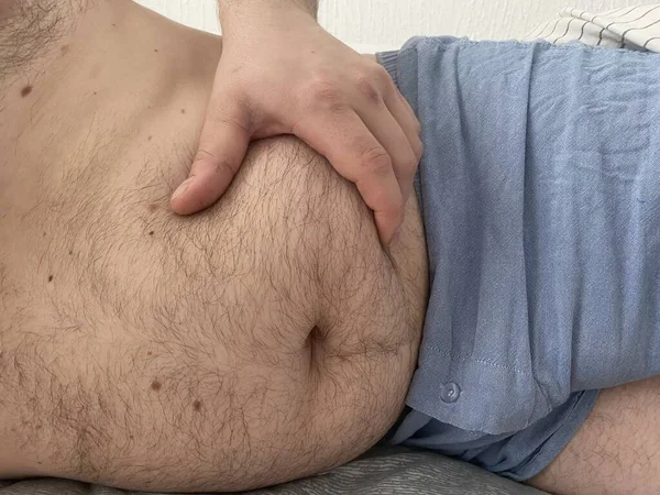 Lustiger Dicker Mann Der Seinen Dicken Bauch Zeigt Legt Eine — Stockfoto