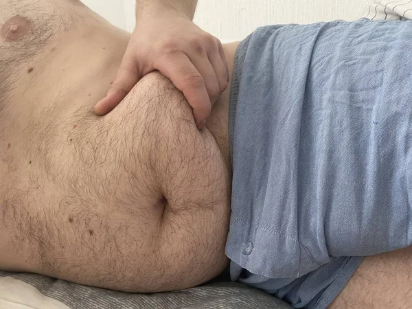 Uomo Grasso Divertente Mostrando Sua Grande Pancia Mette Una Mano — Foto Stock