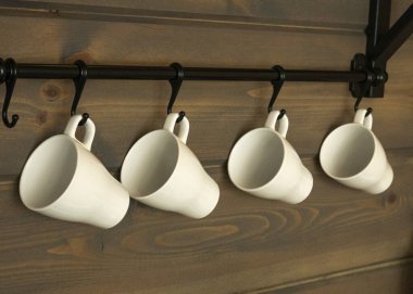 Mutfağın içi, eski mutfak gereçleri ve ahşap duvarlı kırsal tarzda. Beyaz mobilya ve ahşap dekorasyon..