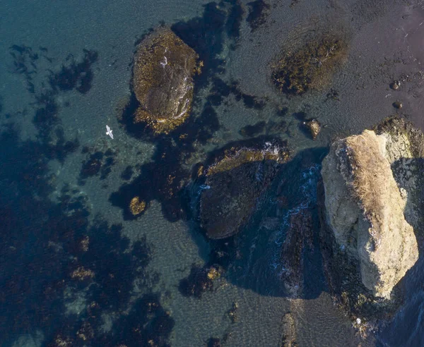Vogelperspektive auf transparentes blaues Wasser mit Korallenriffen und Klippen auf der Insel — Stockfoto