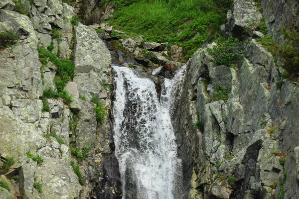 Paisagem pitoresca com montanhas e colinas verdes, cachoeira. Península de Kamchatka. Verão — Fotografia de Stock