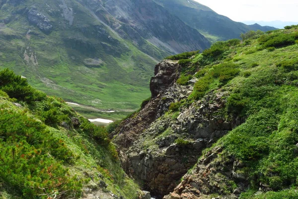 Paisagem pitoresca com montanhas e colinas verdes. Península de Kamchatka. Verão — Fotografia de Stock