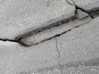 Eski çatlak asfalt yüzeyi. Arkaplan veya doku.