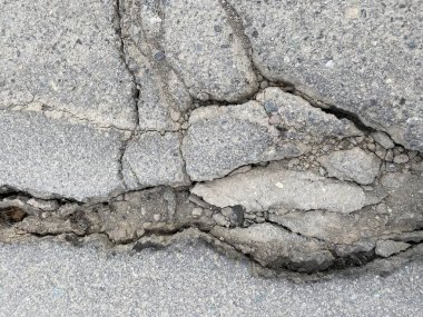 Eski çatlak asfalt yüzeyi. Arkaplan veya doku.