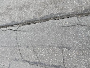 Eski çatlak asfalt yüzeyi. Arkaplan veya doku.