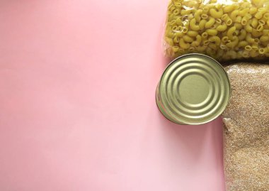 Mısır gevrekleri, çeşitli ürünler, konserve yiyecekler, makarna ve yağ. Koronavirüs salgını sırasında insani yardım. Boşluğu kopyala