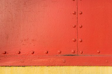 Simetrik yatay ve dikey metal perçinlerle kırmızı ve sarı endüstriyel yapı