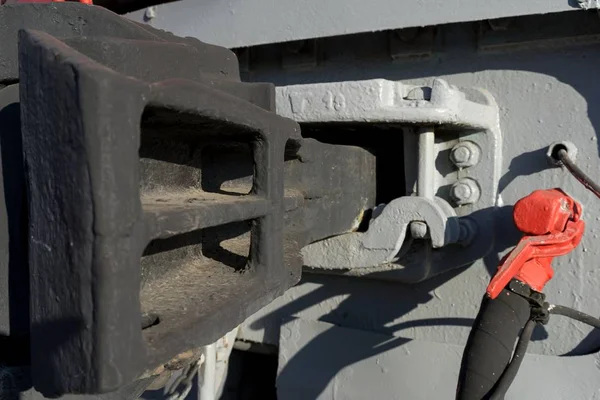 Eski vagon aksiliği (demiryolu debriyajı). Demiryolu bölümünün detayları: vinç, hortum, cıvata ve fındık.