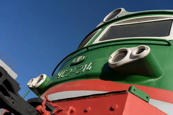 Rusya, Chelyabinsk, Güney Ural Demiryolu Tarihi Müzesi - Kasım 2019. Bir elektrikli lokomotifin kabini Chs2k-214, 1963 yılında Sovyetler Birliği 'nde inşa edildi, müze sergisi