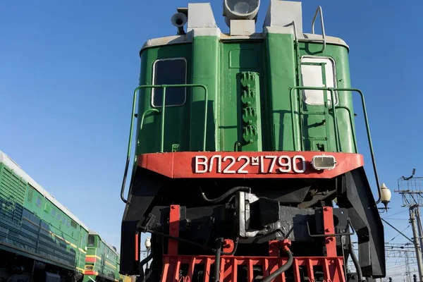 Rusya, Chelyabinsk, Güney Ural Demiryolu Tarihi Müzesi - Kasım 2019. Elektrik lokomotifi Vl22, 1957 'de Sovyetler Birliği' nde yapılmış..