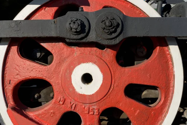 Sovyetler Birliği zamanının çelik lokomotifi. Yakın plan.