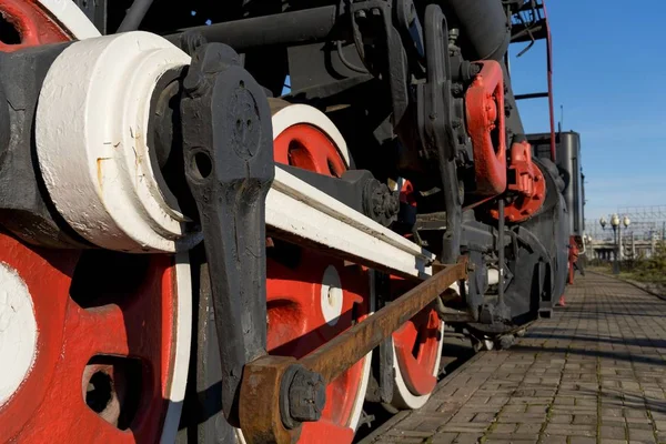 Sovyetler Birliği döneminin eski buhar treni tren istasyonunda duruyor.