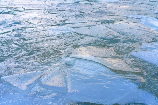 Gölün buzla kaplı su yüzeyi. Birçok buz kütleleri birbirleriyle donarak buzdan bir kabuk oluşturdular..