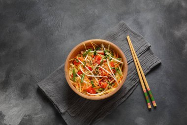 Lezzetli Som Tam -Tayland yeşil papaya salatası) yeşil fasulye, domates, fıstık. Tayland sokak yemeği. Sağlıklı vejetaryen yemekleri