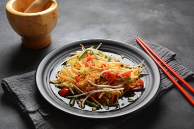 Lezzetli Som Tam -Tayland yeşil papaya salatası) yeşil fasulye, domates, fıstık. Tayland sokak yemeği. Sağlıklı vejetaryen yemekleri