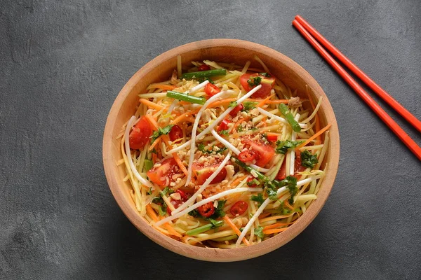 Lezzetli Som Tam -Tayland yeşil papaya salatası) yeşil fasulye, domates, fıstık. Tayland sokak yemeği. Sağlıklı vejetaryen yemekleri