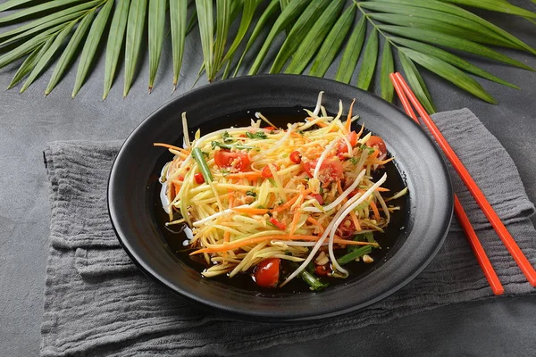 Lezzetli Som Tam -Tayland yeşil papaya salatası) yeşil fasulye, domates, fıstık. Tayland sokak yemeği. Sağlıklı vejetaryen yemekleri