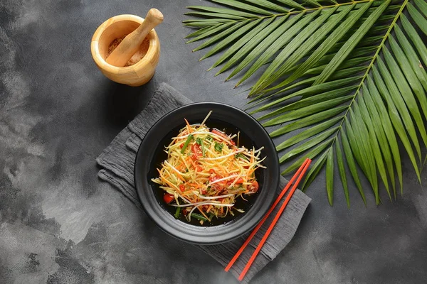 Lezzetli Som Tam -Tayland yeşil papaya salatası) yeşil fasulye, domates, fıstık. Tayland sokak yemeği. Sağlıklı vejetaryen yemekleri