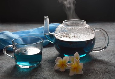 Çiçeklerden sağIıklı Mavi Kelebek Bezelye Çayı Klitorya bitkisi ya da Asya Pegion kanatları. Detoks, antioksidan, anti-stres, yaşlanma önleyici içecek Tayland, Vietnam, Bali, Malezya 'da popüler.. 