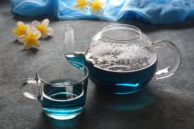 Çiçeklerden sağIıklı Mavi Kelebek Bezelye Çayı Klitorya bitkisi ya da Asya Pegion kanatları. Detoks, antioksidan, anti-stres, yaşlanma önleyici içecek Tayland, Vietnam, Bali, Malezya 'da popüler.. 