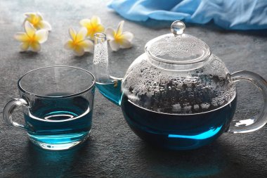 Çiçeklerden sağIıklı Mavi Kelebek Bezelye Çayı Klitorya bitkisi ya da Asya Pegion kanatları. Detoks, antioksidan, anti-stres, yaşlanma önleyici içecek Tayland, Vietnam, Bali, Malezya 'da popüler.. 