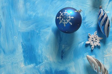 Mutlu yıllar ve mavi arka planda Mutlu Noeller. Metin için boş boşluk