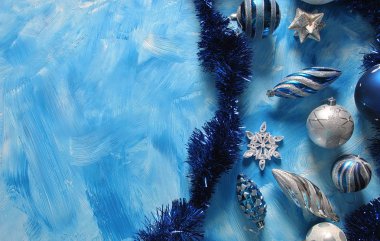 Mutlu yıllar ve mutlu noeller. Mutlu noeller ve kartlarla dolu boş bir alan, sözleriniz için boş bir alan, mavi arkaplanda.