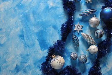 Mutlu yıllar ve mutlu noeller. Mutlu noeller ve kartlarla dolu boş bir alan, sözleriniz için boş bir alan, mavi arkaplanda.