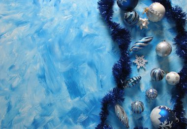 Mutlu yıllar ve mutlu noeller. Mutlu noeller ve kartlarla dolu boş bir alan, sözleriniz için boş bir alan, mavi arkaplanda.