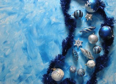 Mutlu yıllar ve mutlu noeller. Mutlu noeller ve kartlarla dolu boş bir alan, sözleriniz için boş bir alan, mavi arkaplanda.