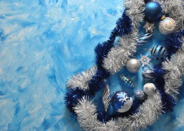 Mutlu yıllar ve mutlu noeller. Mutlu noeller ve kartlarla dolu boş bir alan, sözleriniz için boş bir alan, mavi arkaplanda.