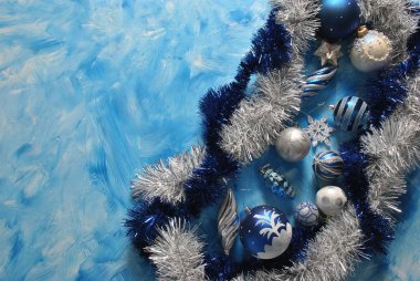 Mutlu yıllar ve mutlu noeller. Mutlu noeller ve kartlarla dolu boş bir alan, sözleriniz için boş bir alan, mavi arkaplanda.