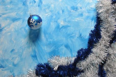 Mutlu yıllar ve mutlu noeller. Mutlu noeller ve kartlarla dolu boş bir alan, sözleriniz için boş bir alan, mavi arkaplanda.