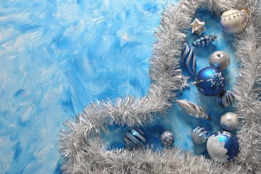 Mutlu yıllar ve mutlu noeller. Mutlu noeller ve kartlarla dolu boş bir alan, sözleriniz için boş bir alan, mavi arkaplanda.