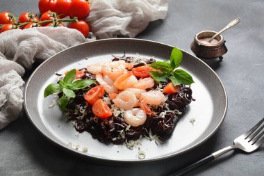 Deniz ürünleri, parmesan, fesleğen, kiraz domatesli mürekkep balığı makarnası. Siyah spagetti, karidesli organik erişte. Akdeniz gurme yemekleri.