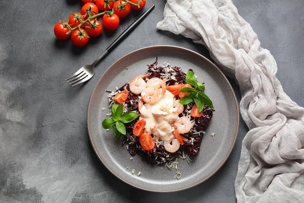 Deniz ürünleri, parmesan, fesleğen, kiraz domatesli mürekkep balığı makarnası. Siyah spagetti, karidesli organik erişte. Akdeniz gurme yemekleri.