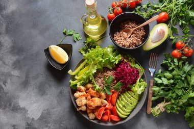 Buda kasesi ya da kırmızı lahanalı salata, vişneli domates, ızgara tavuk, avokado, marul, yeşil biber, maydanoz ve karabuğday. Sağlıklı gıda konsepti