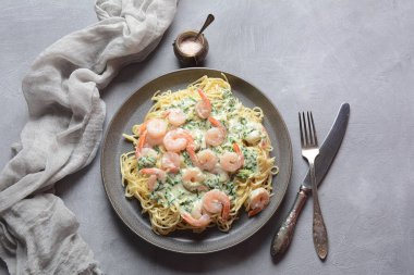 İtalyan spagettisi ya da karidesli makarna, sarımsak ve kremalı Alfredo soslu otlar. Keto diyet gıda konsepti