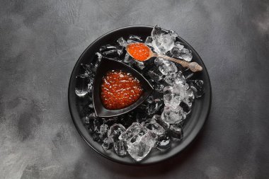 Buzlu bir kasede leziz kırmızı havyar.